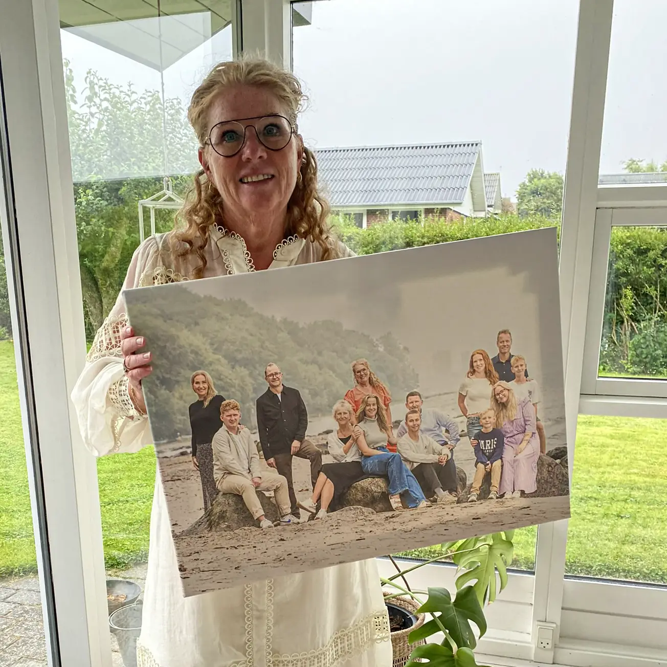 susanne smed med et print fra familieportræt